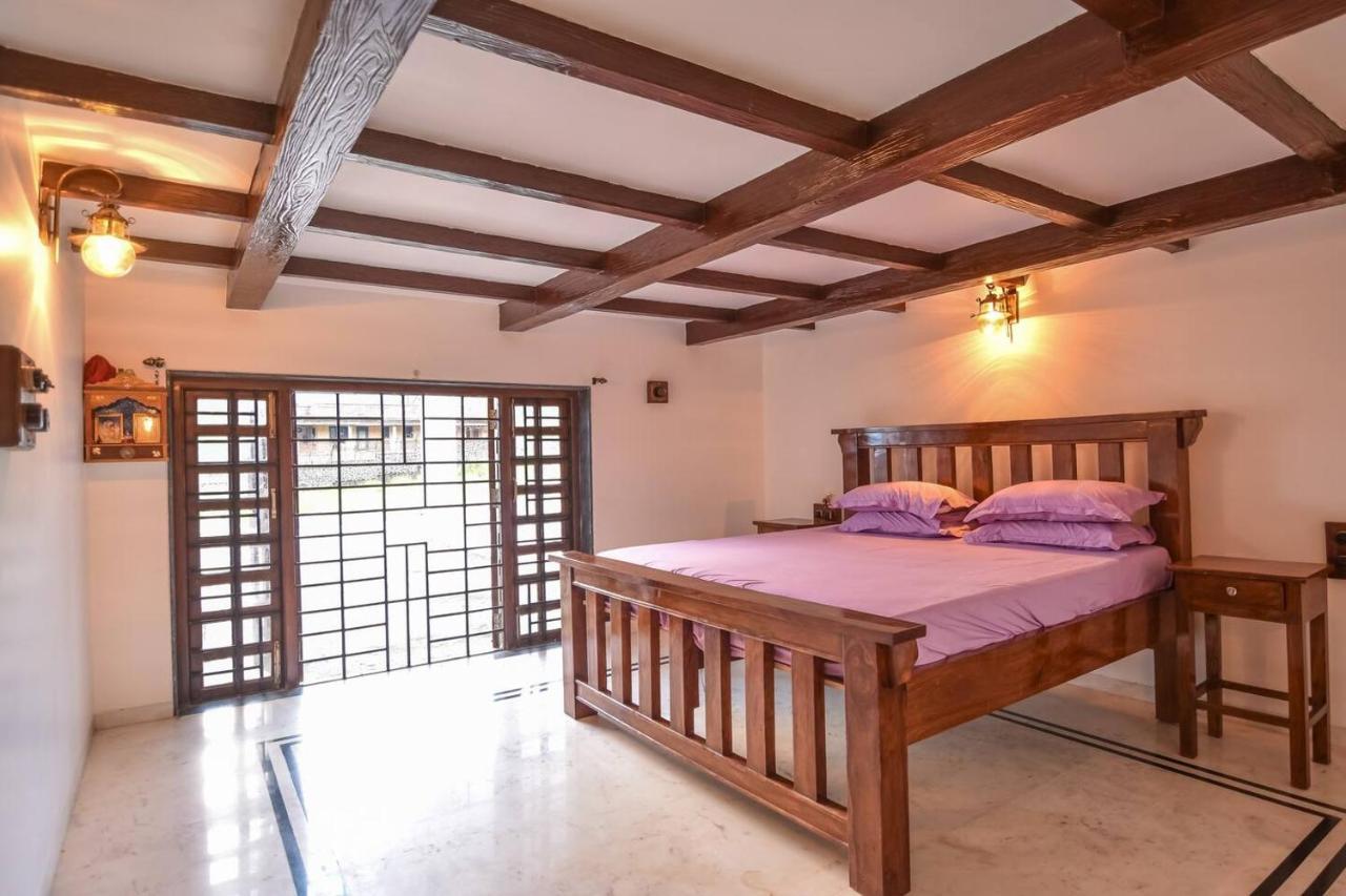 Colonial Pet Friendly 3 Bhk With Outstanding Views