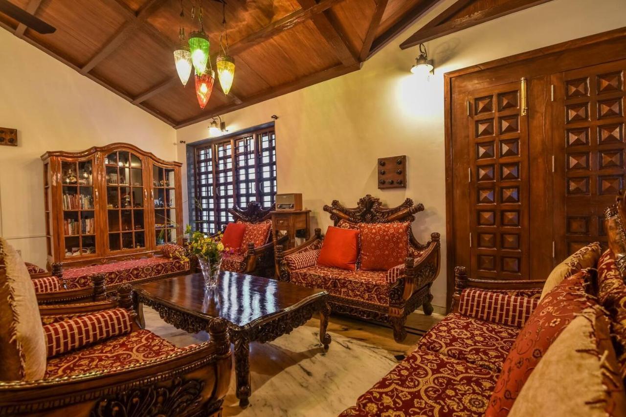 Colonial Pet Friendly 3 Bhk With Outstanding Views Villa