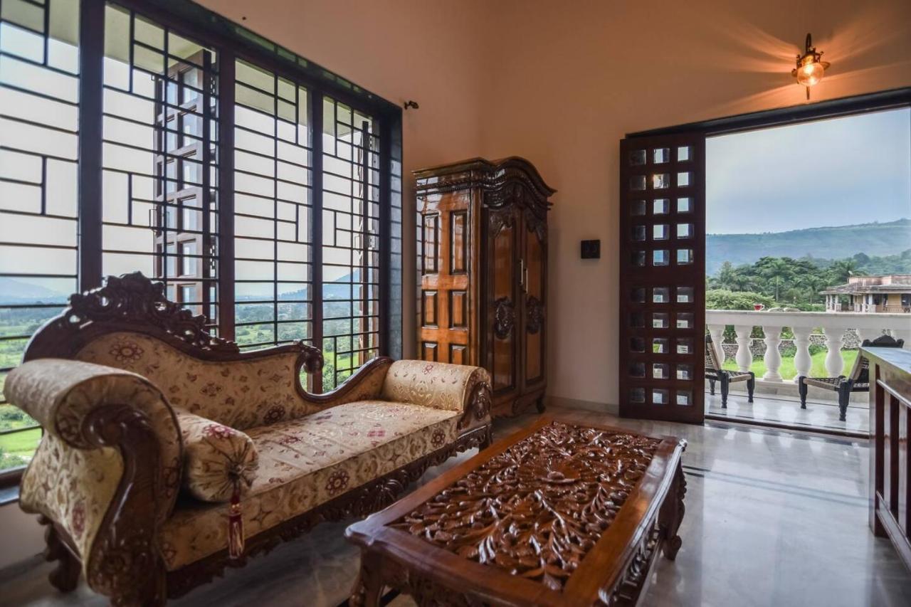 Colonial Pet Friendly 3 Bhk With Outstanding Views
