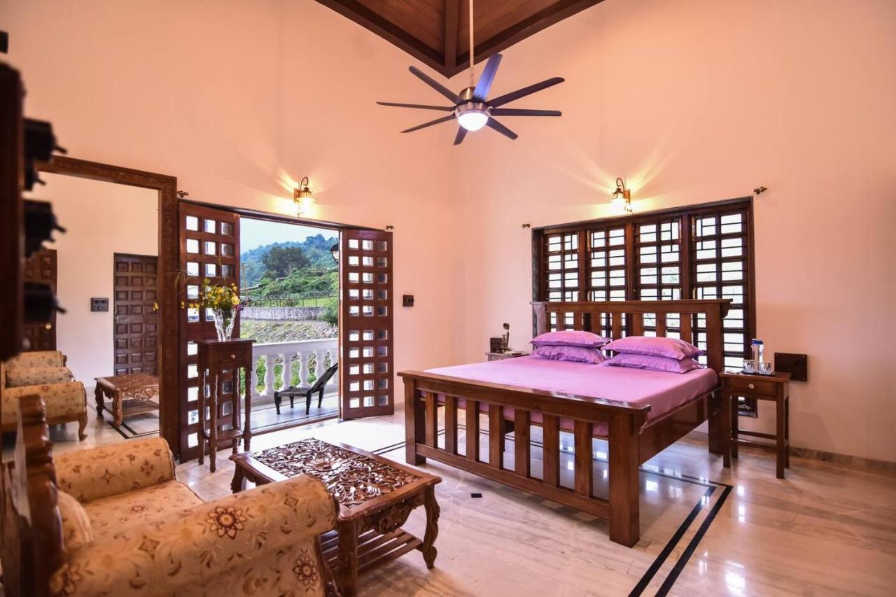 Colonial Pet Friendly 3 Bhk With Outstanding Views