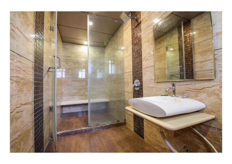 4bhk Luxury Rooftop Pool - Mars *