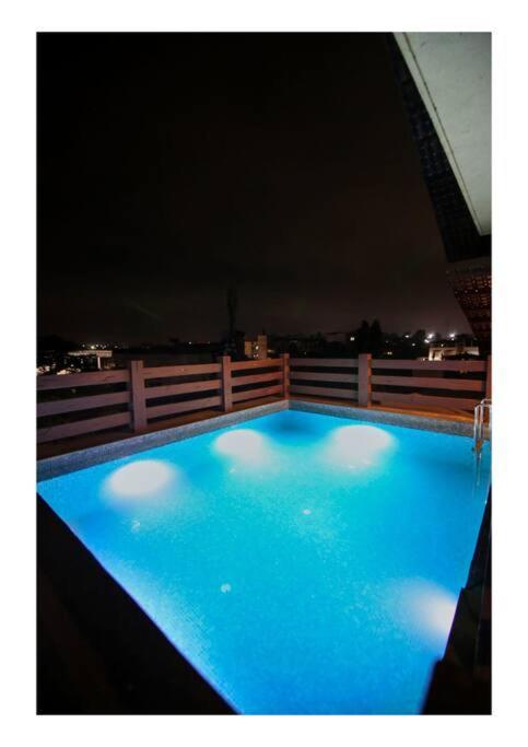 4bhk Luxury Rooftop Pool - Mars
