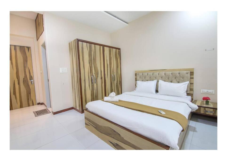 4bhk Luxury Rooftop Pool - Mars *