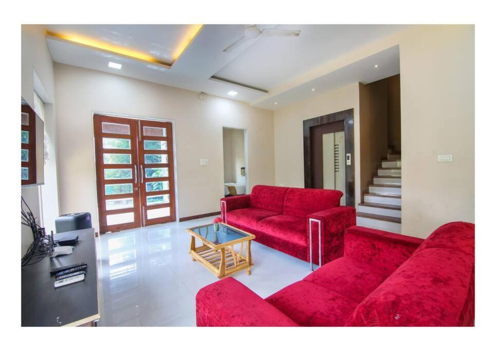 4bhk Luxury Rooftop Pool - Mars Villa