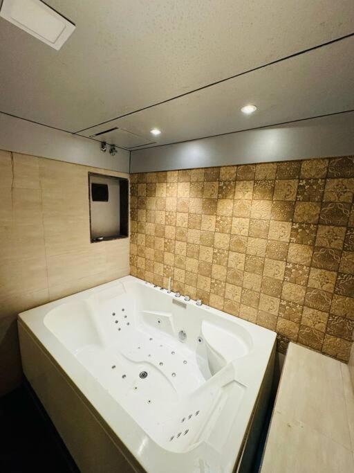 Ss2 With Jacuzzi Apartment