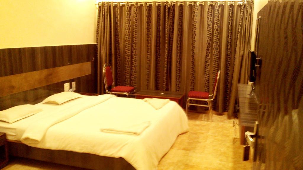 Hotel Fabhotel Royal Park 2*