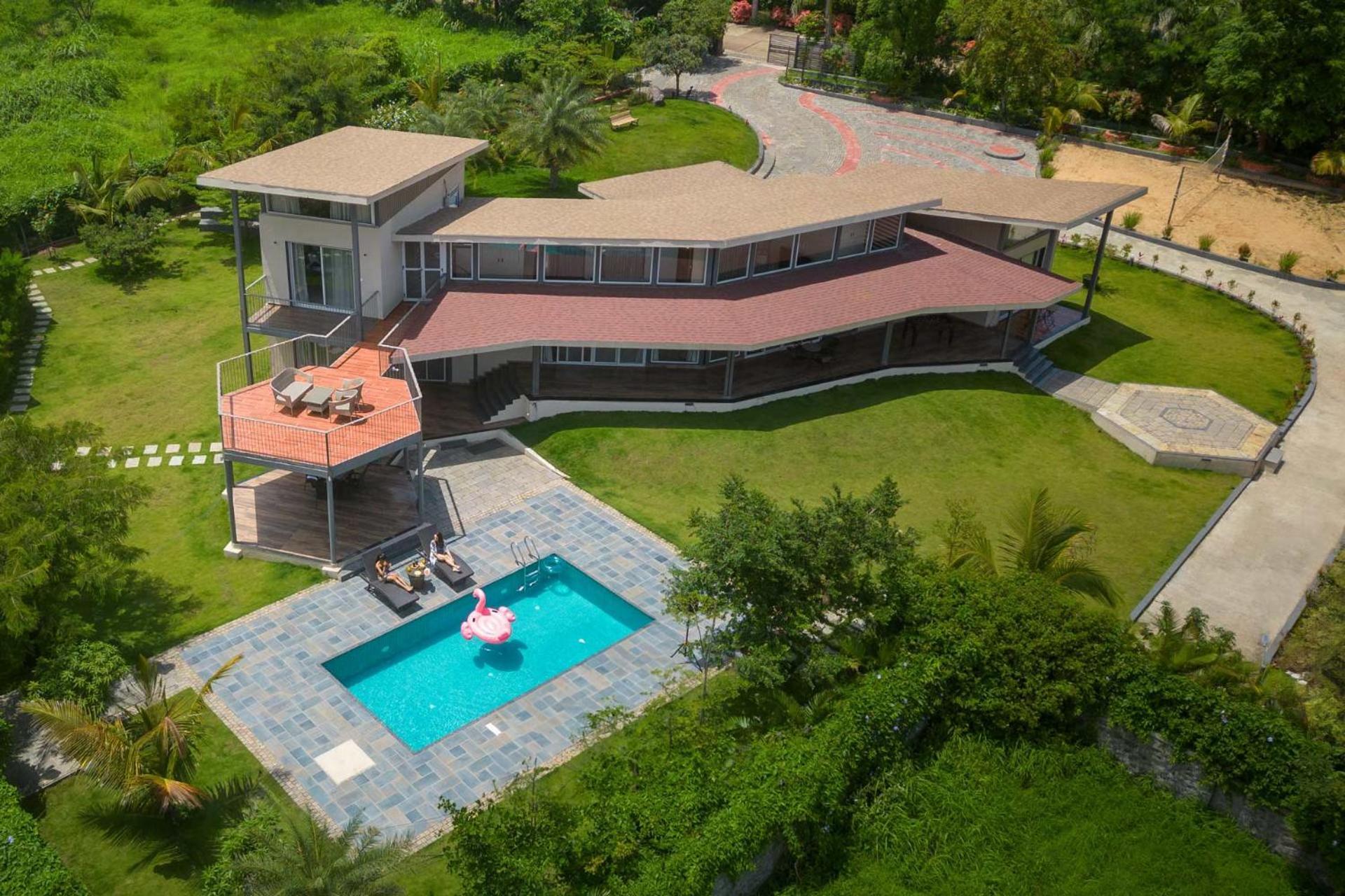 Bel Air Mansion: Tranquil Oasis With Deck, Gazebo & Amphitheatre Villa *