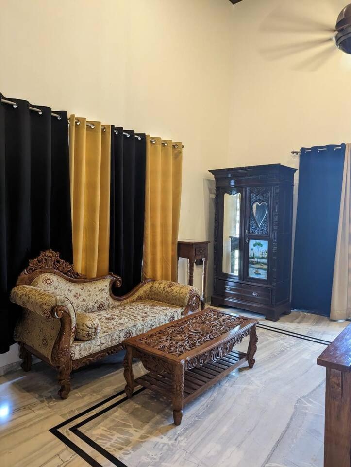 Colonial Pet Friendly 3 Bhk With Outstanding Views Villa