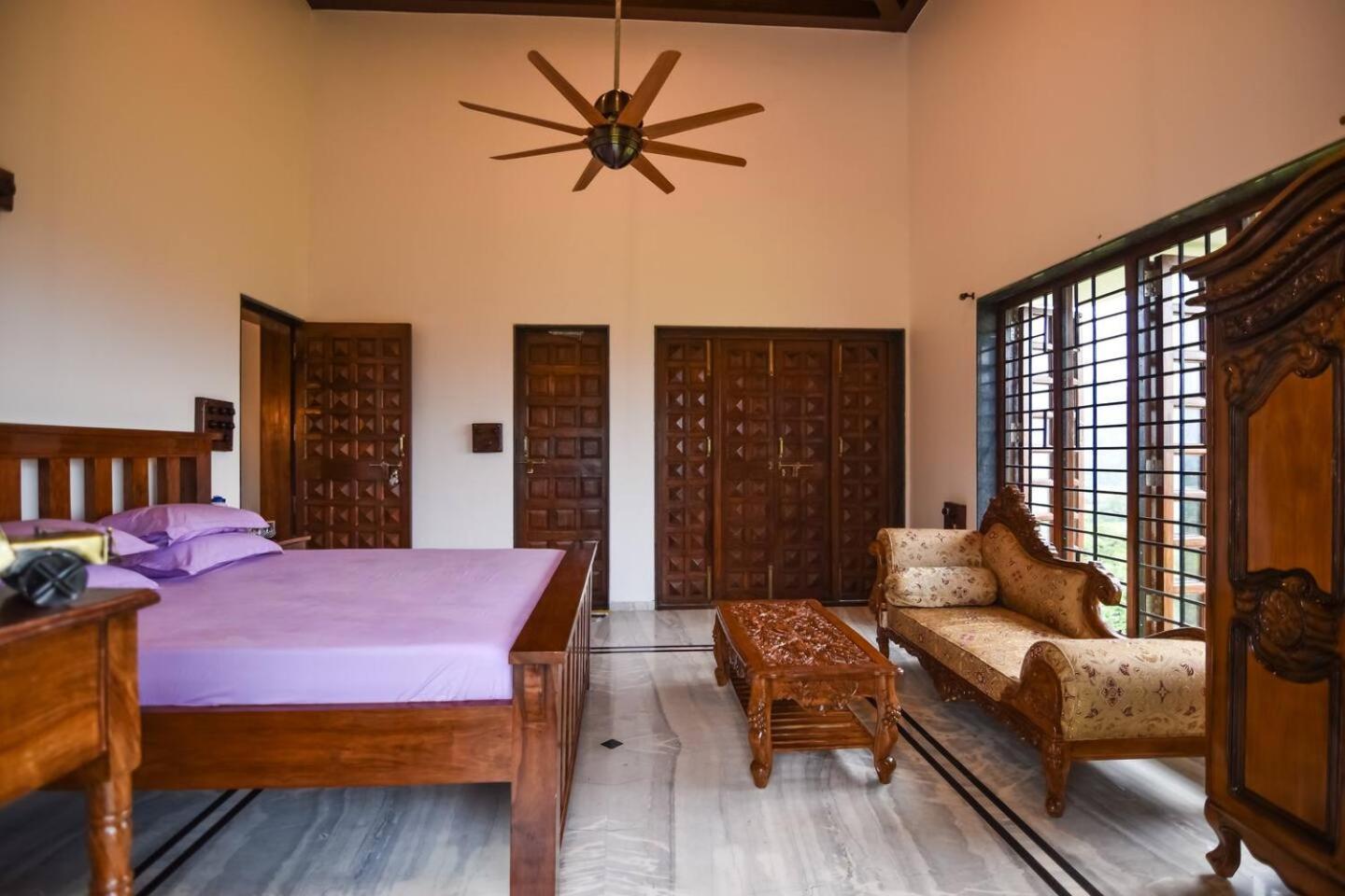 Colonial Pet Friendly 3 Bhk With Outstanding Views Villa