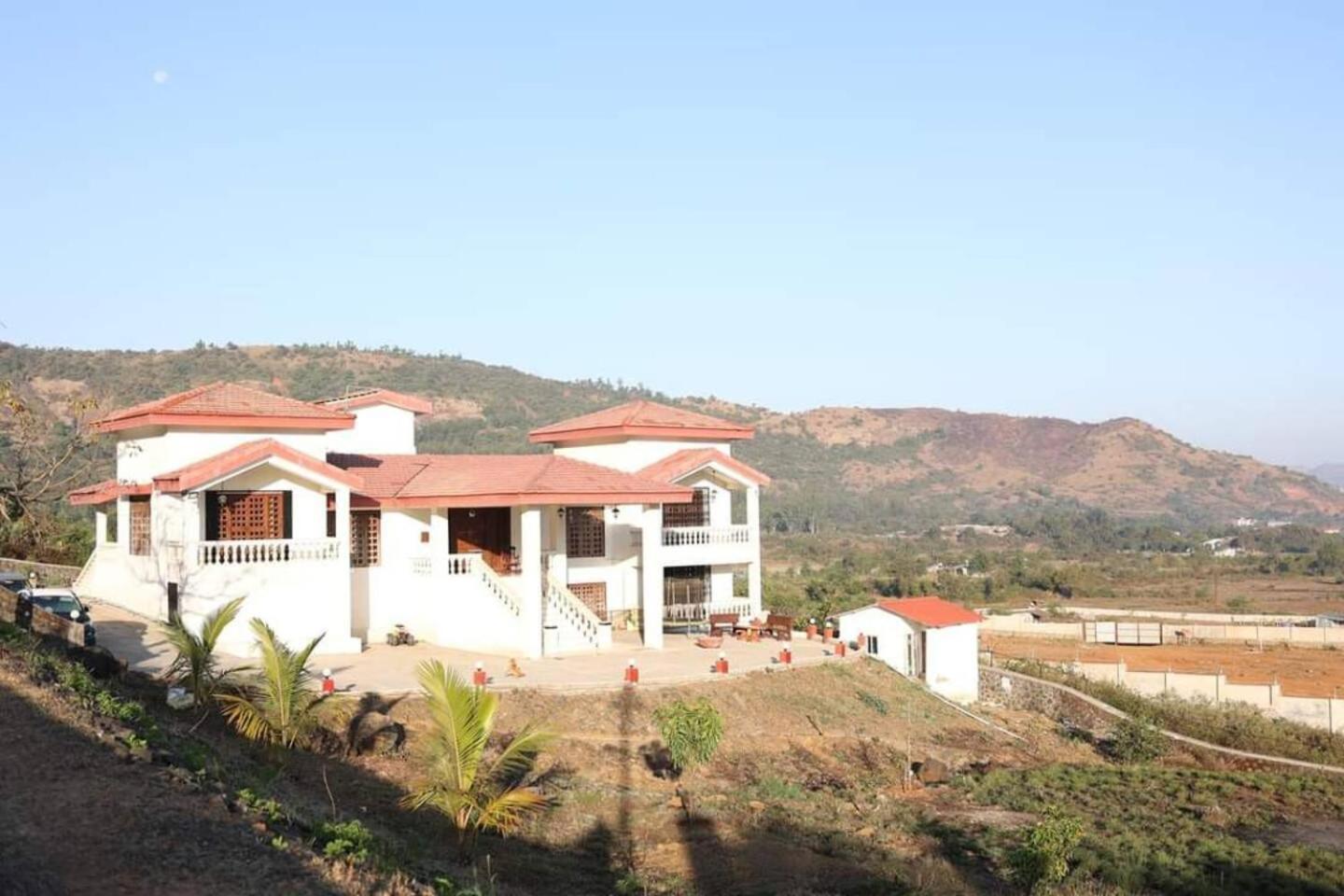 Colonial Pet Friendly 3 Bhk With Outstanding Views
