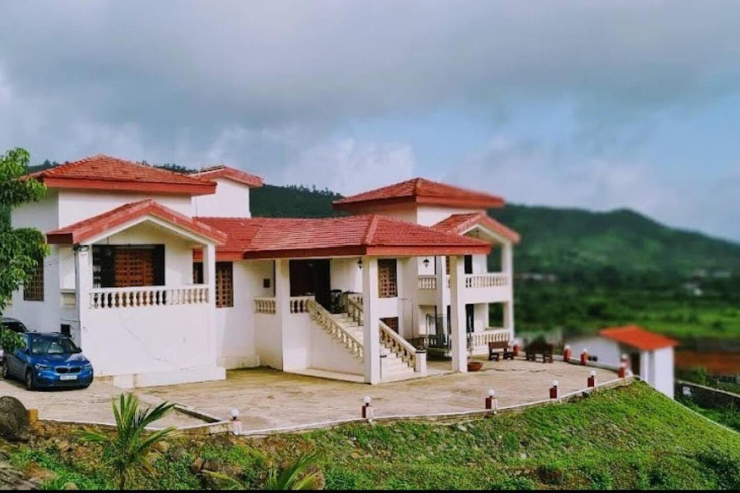 Colonial Pet Friendly 3 Bhk With Outstanding Views Villa