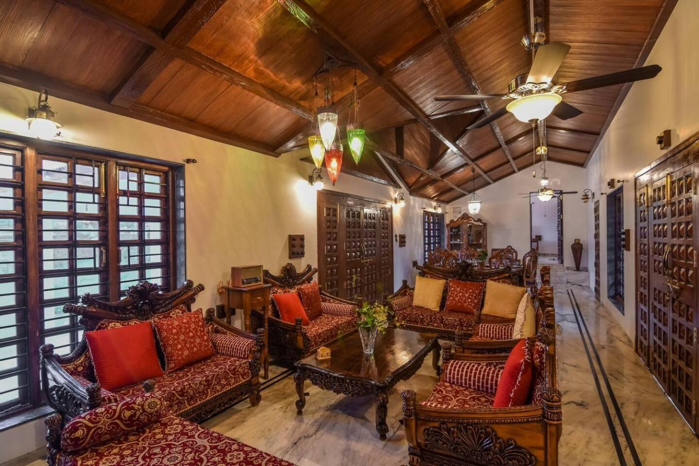 Colonial Pet Friendly 3 Bhk With Outstanding Views Villa
