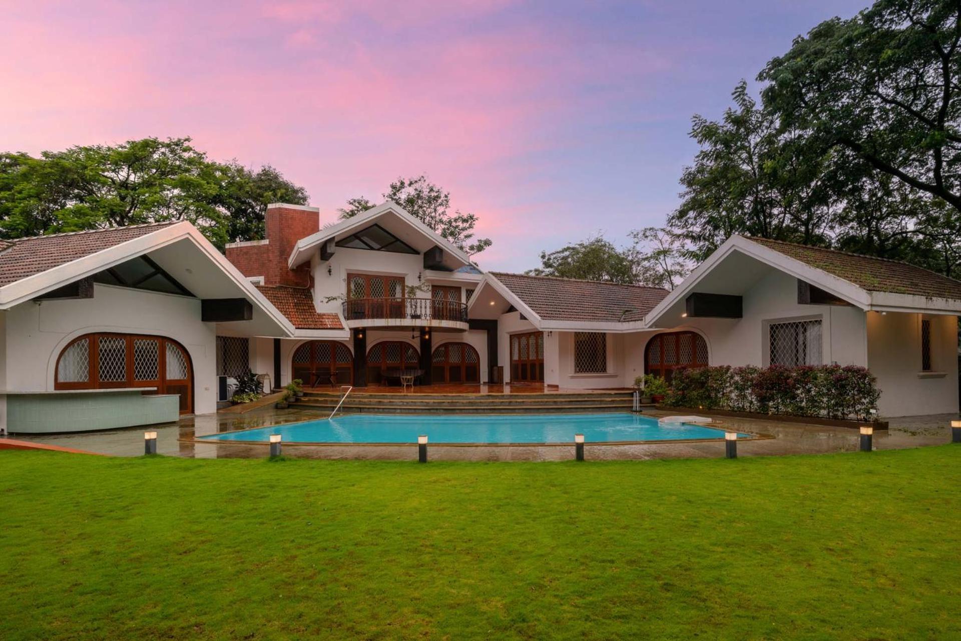 Villa Stayvista's Gulmohar Gardens: Mountain With Heated Pool & Games Lonavala