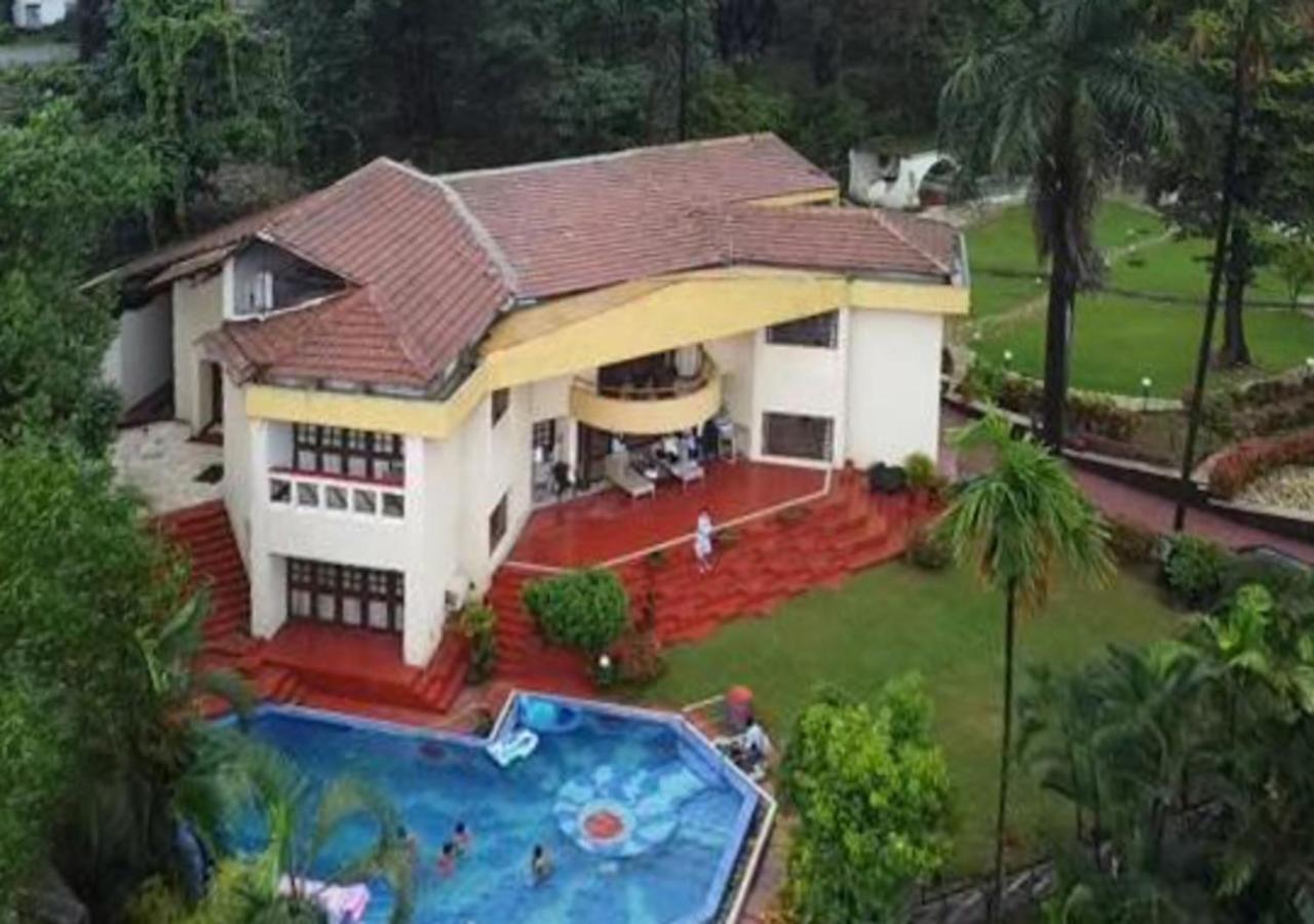 Villa Stayvista's Shantam House - Dive Into Relaxation With A Pool And Tennis Lawn Lonavala