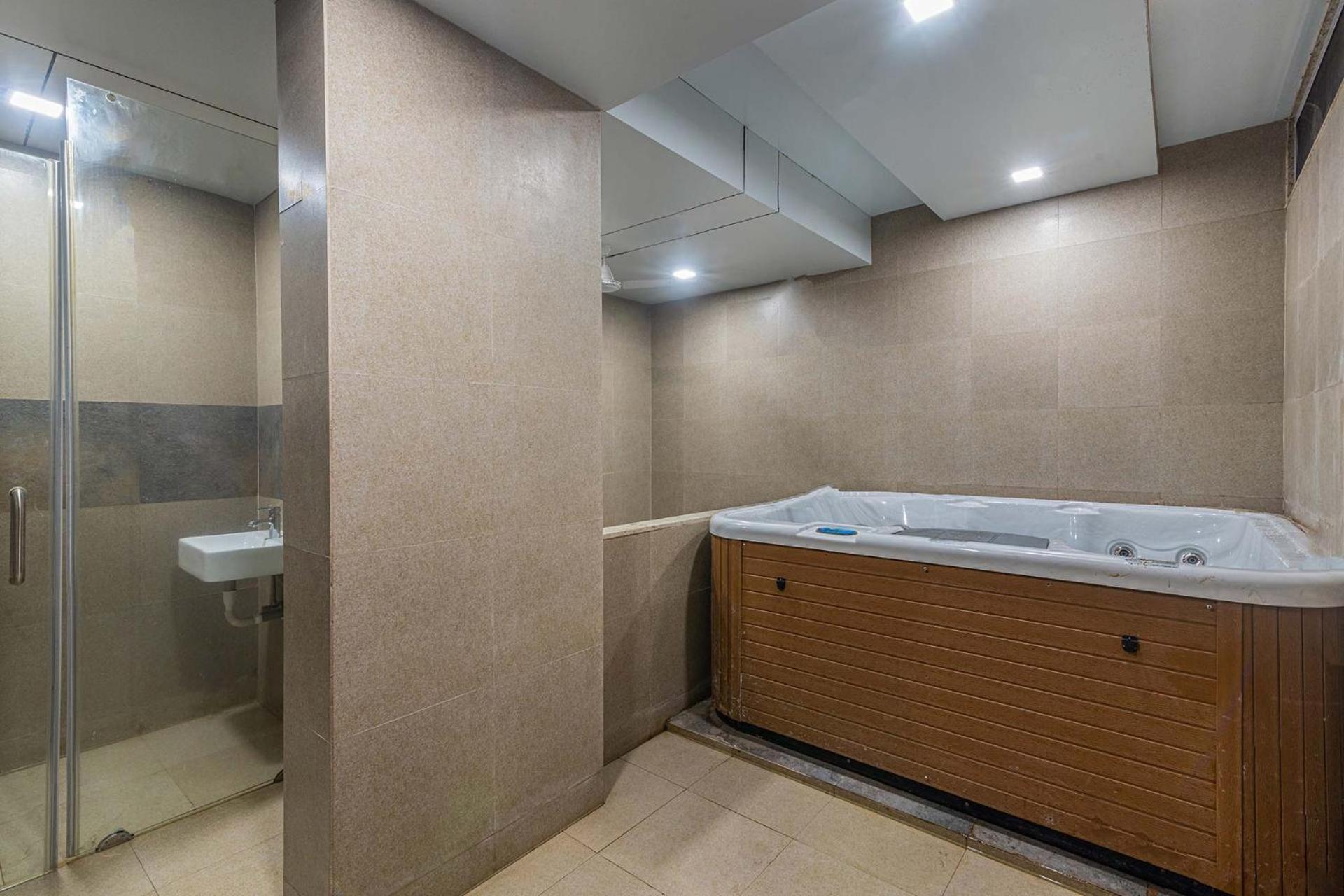Sierra Skies: Mountain-view With Rooftop Pool & Gym Villa *
