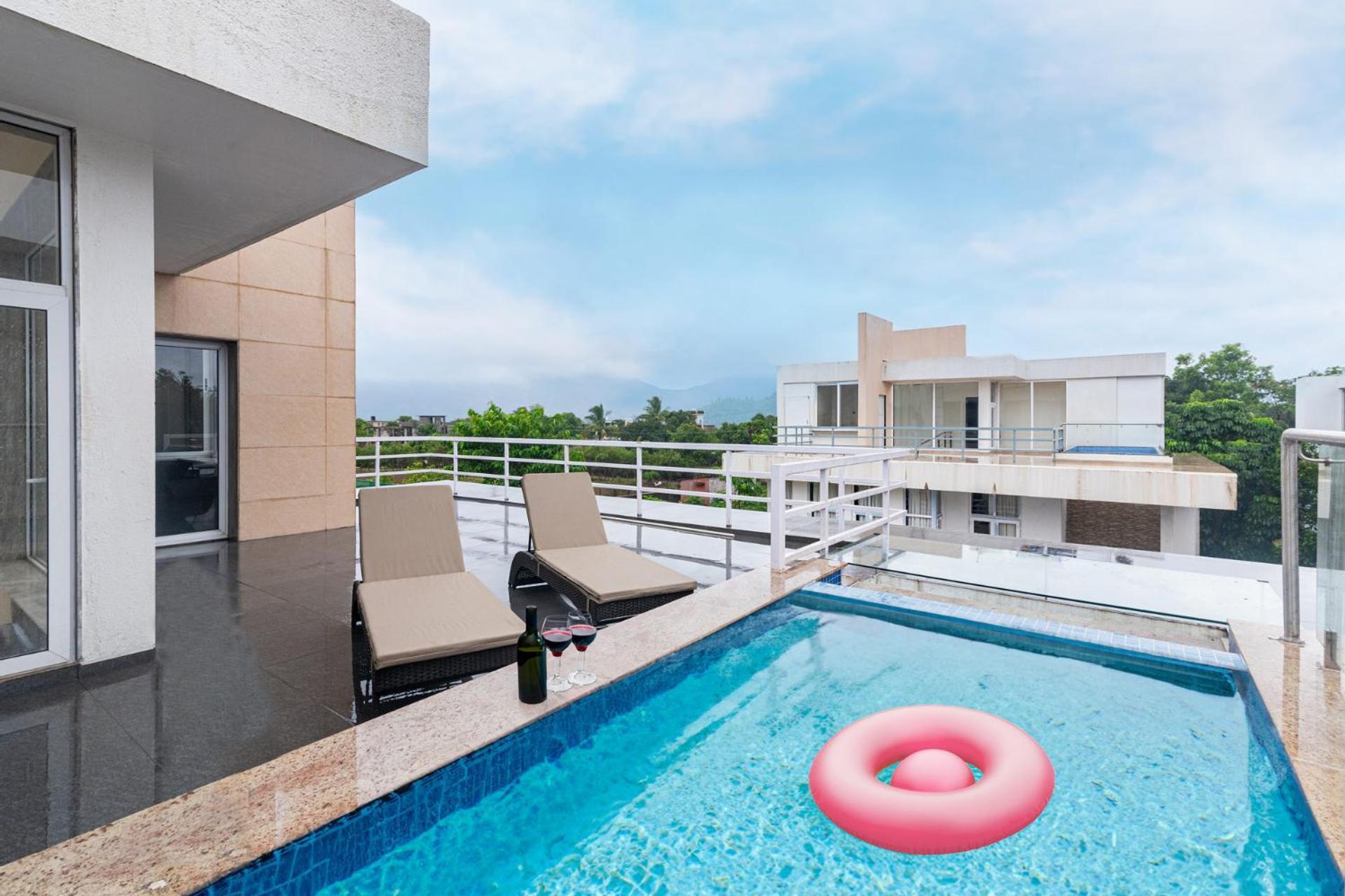 Villa Sierra Skies: Mountain-view With Rooftop Pool & Gym Lonavala