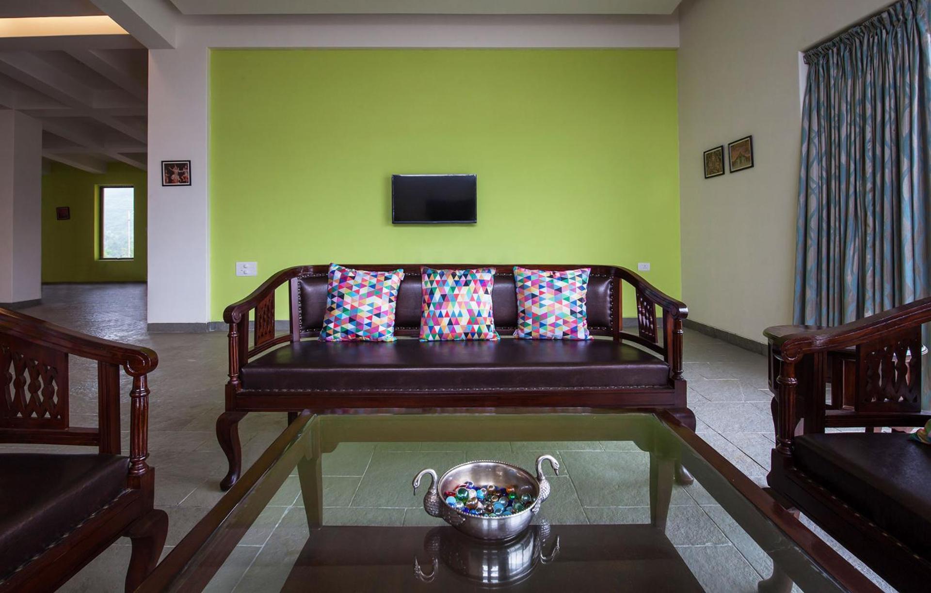 Stayvista's Shivom 8 - A Serene Escape With Views Of The Valley And Villa
