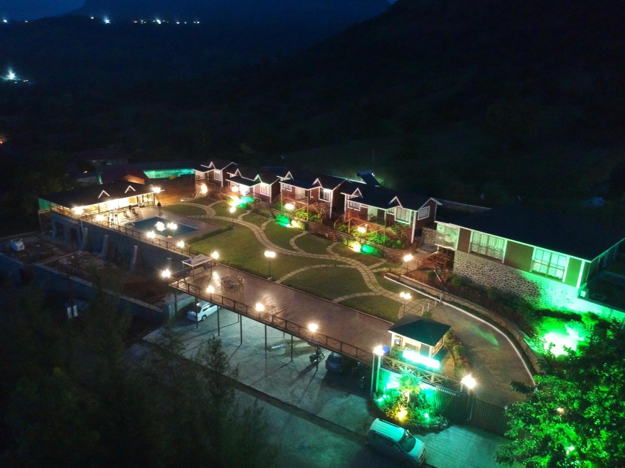 Resort Velvet Resort-near Pawna