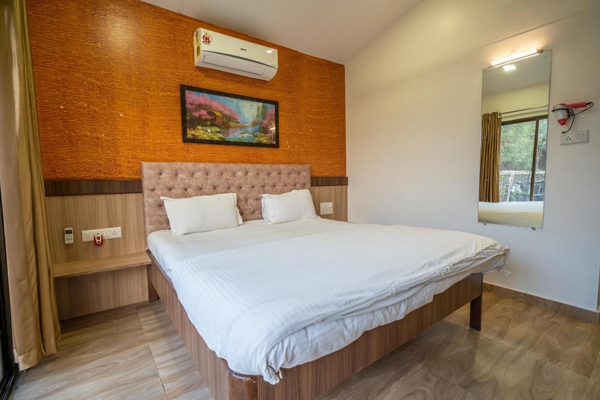 Resort Velvet Resort-near Pawna Lonavala