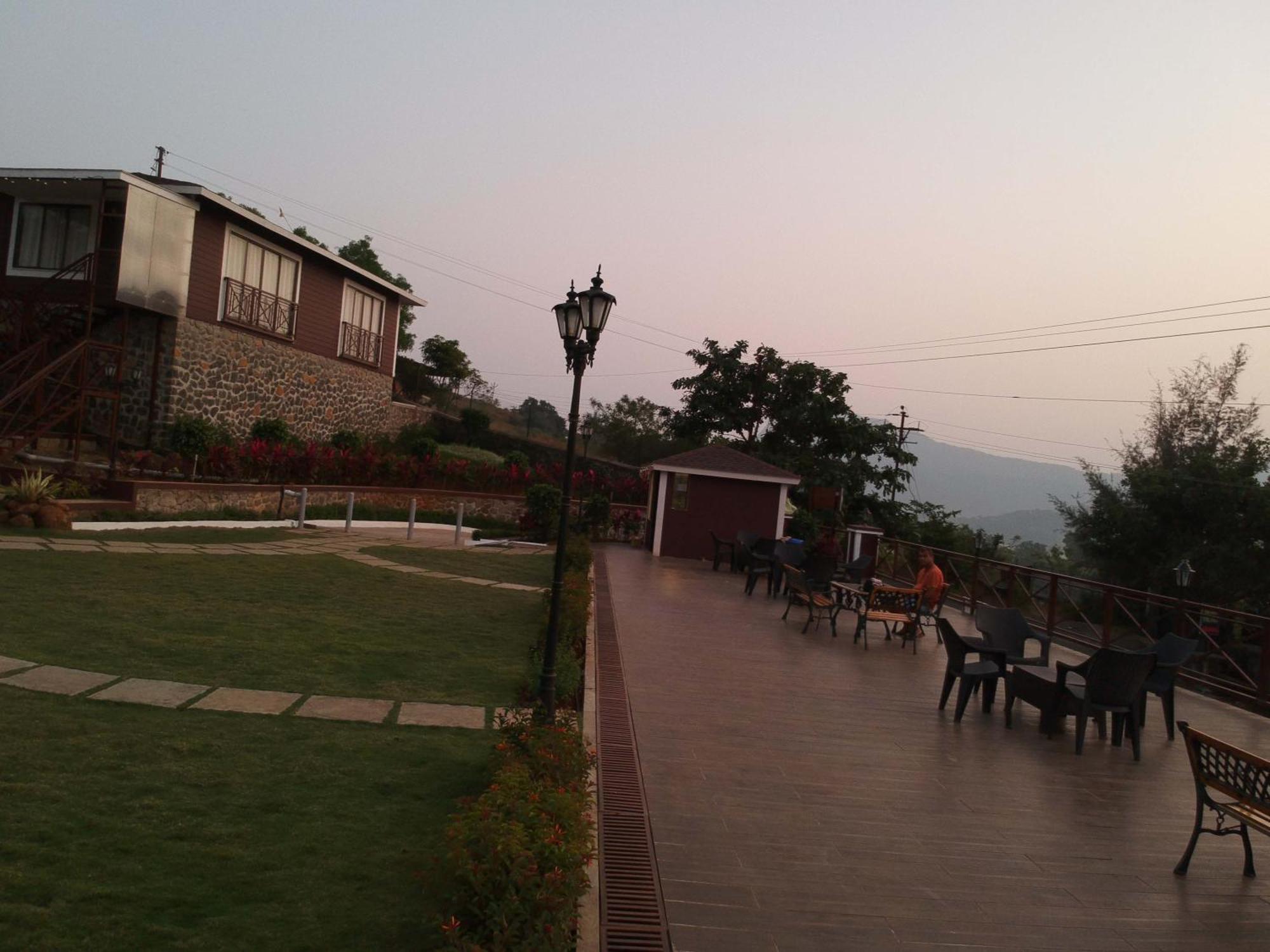 Resort Velvet Resort-near Pawna