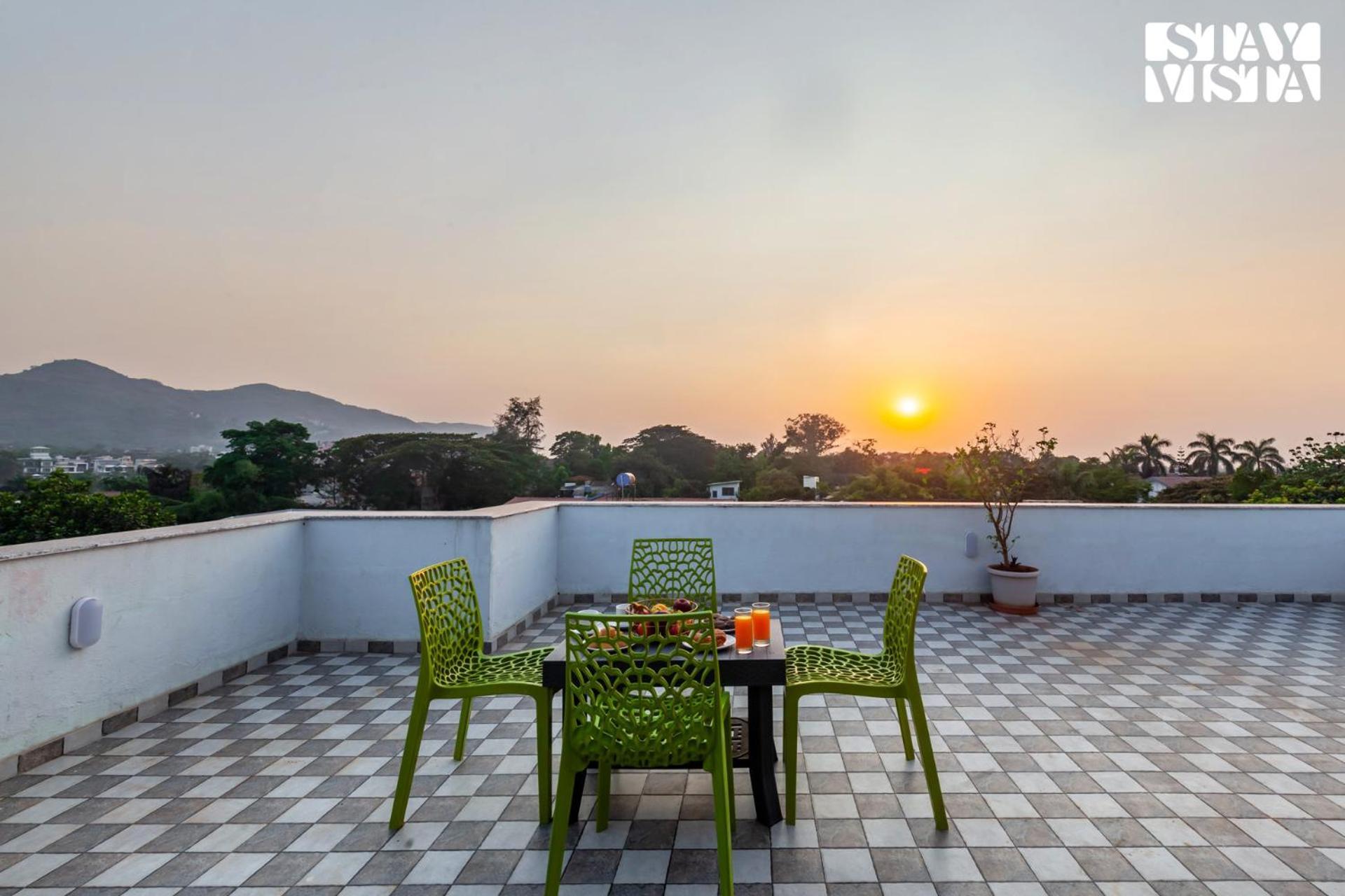 Stayvista's Cosmo Zen - Mountain-view With Pool, Jacuzzi, And Indoor & Outdoor Activities