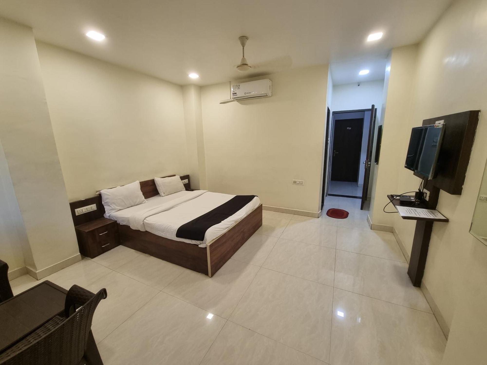 Hotel The Living Space Lonavala