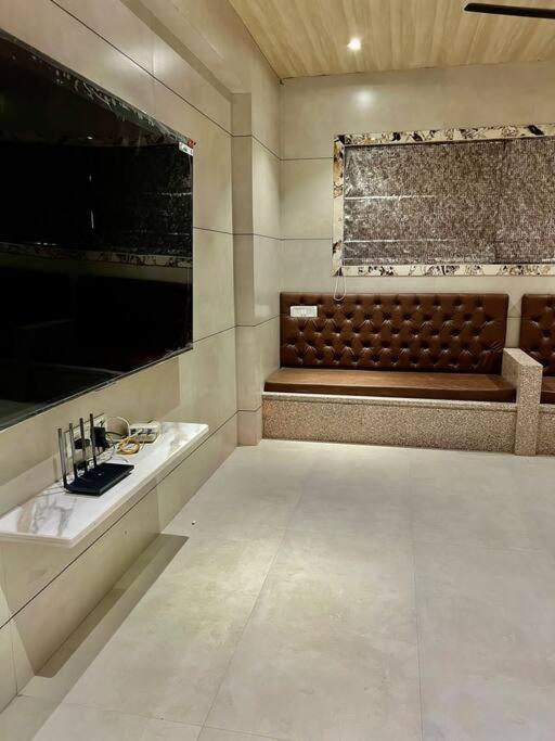 Mount Retreat 4bhk Big Indoor Party Pool