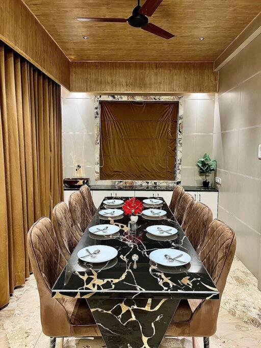 Mount Retreat 4bhk Big Indoor Party Pool