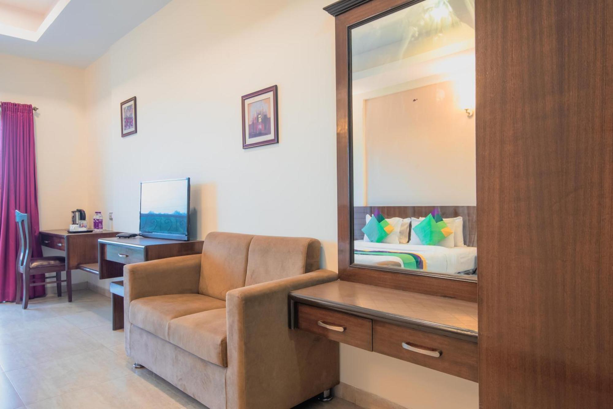 Hotel Treebo Reveniir With Pool 3*