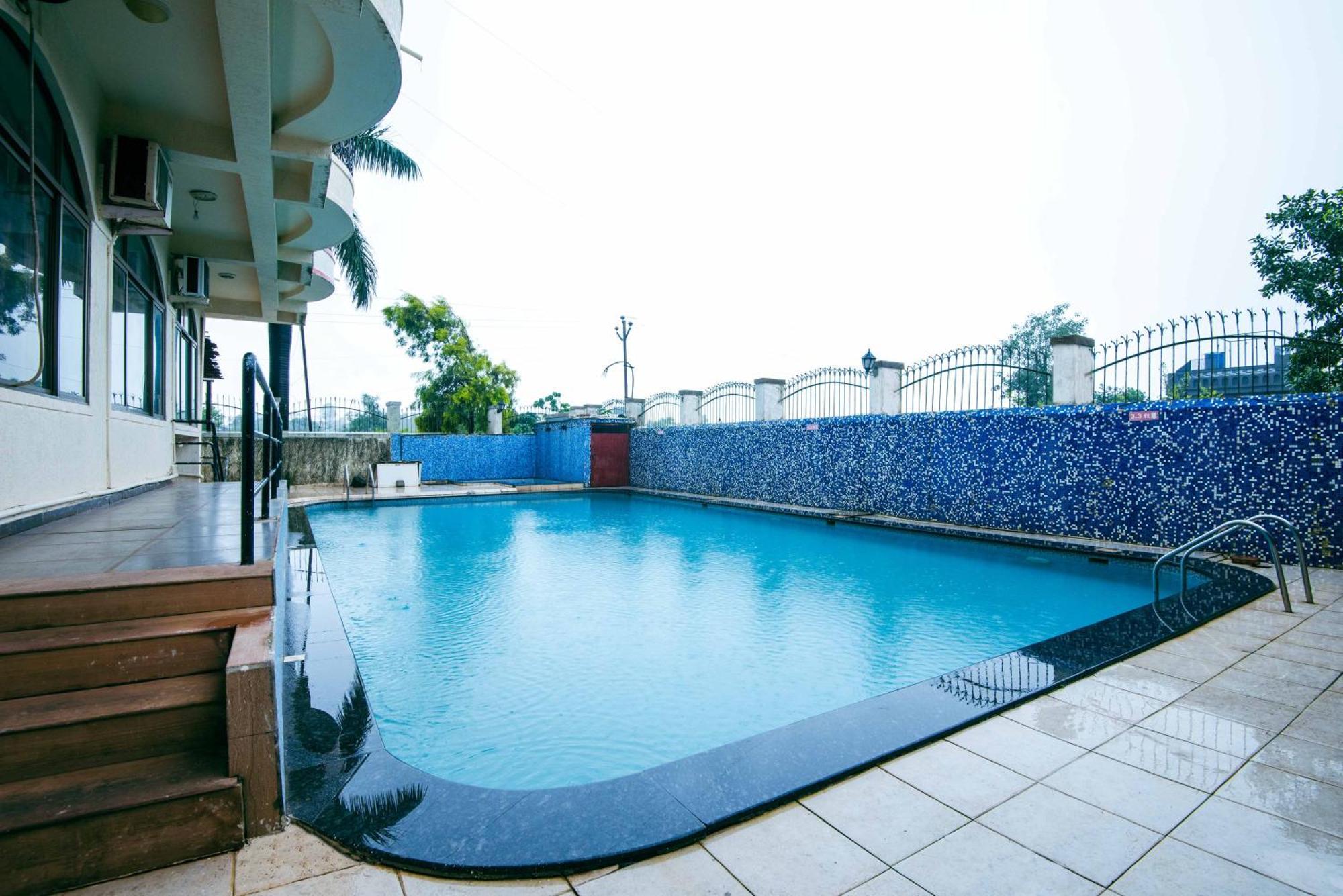 Hotel Treebo Reveniir With Pool