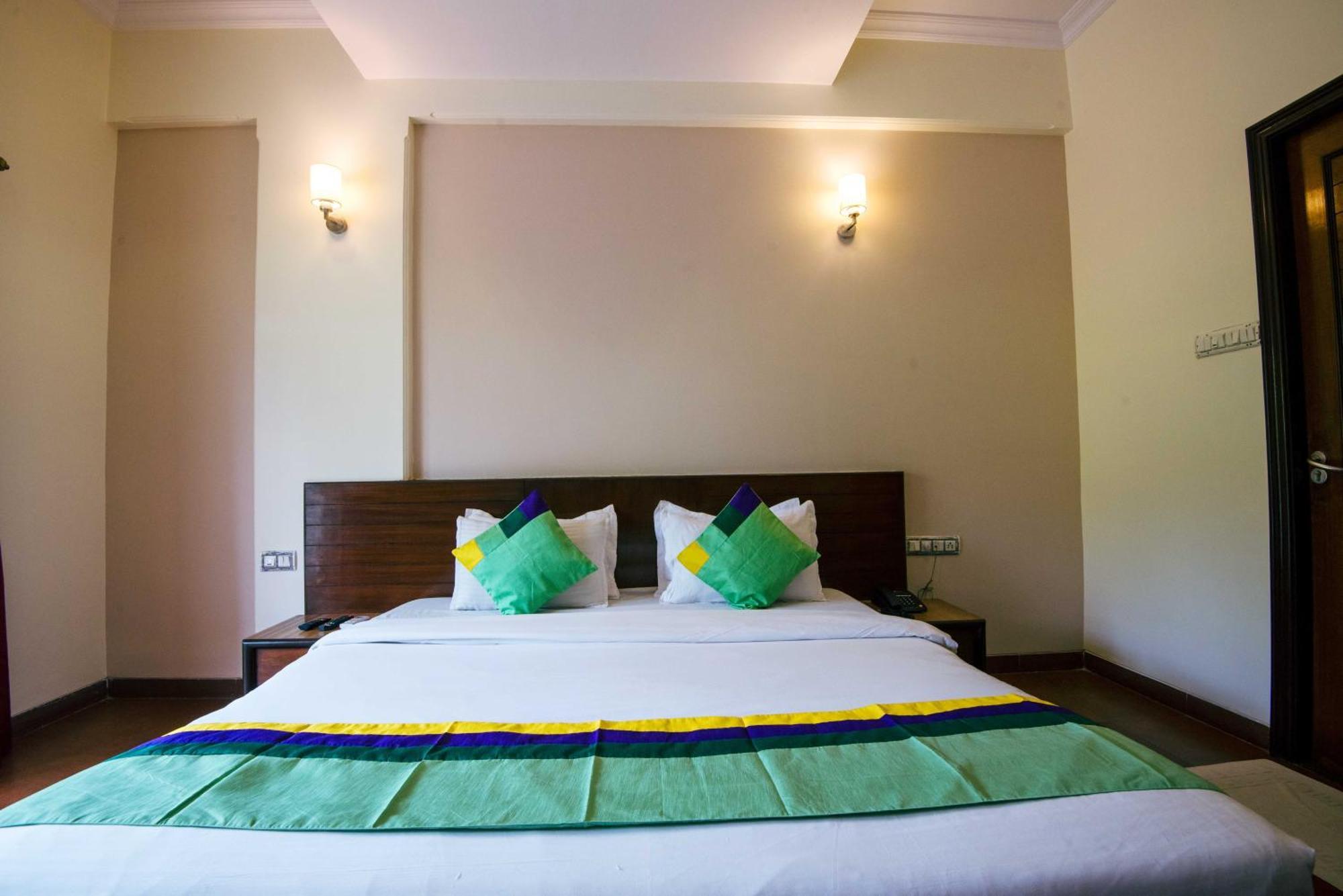 Hotel Treebo Reveniir With Pool 3*