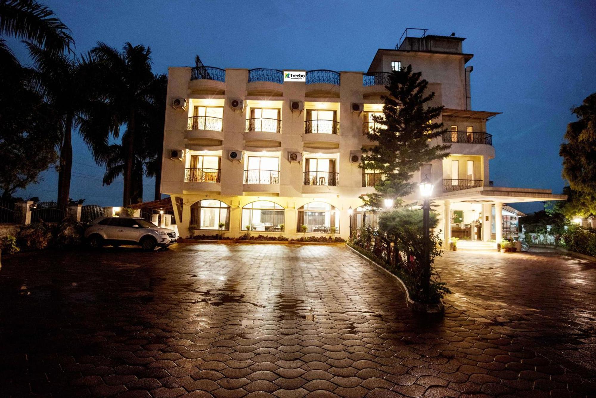 Hotel Treebo Reveniir With Pool