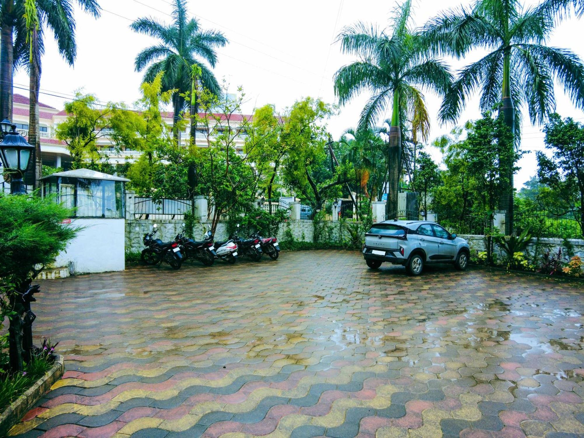 Hotel Treebo Reveniir With Pool Lonavala