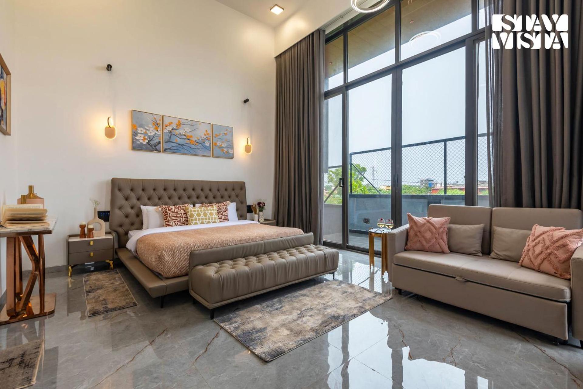 Stayvista At Seraphine With Theatre, Jacuzzi & Pvt Pool *
