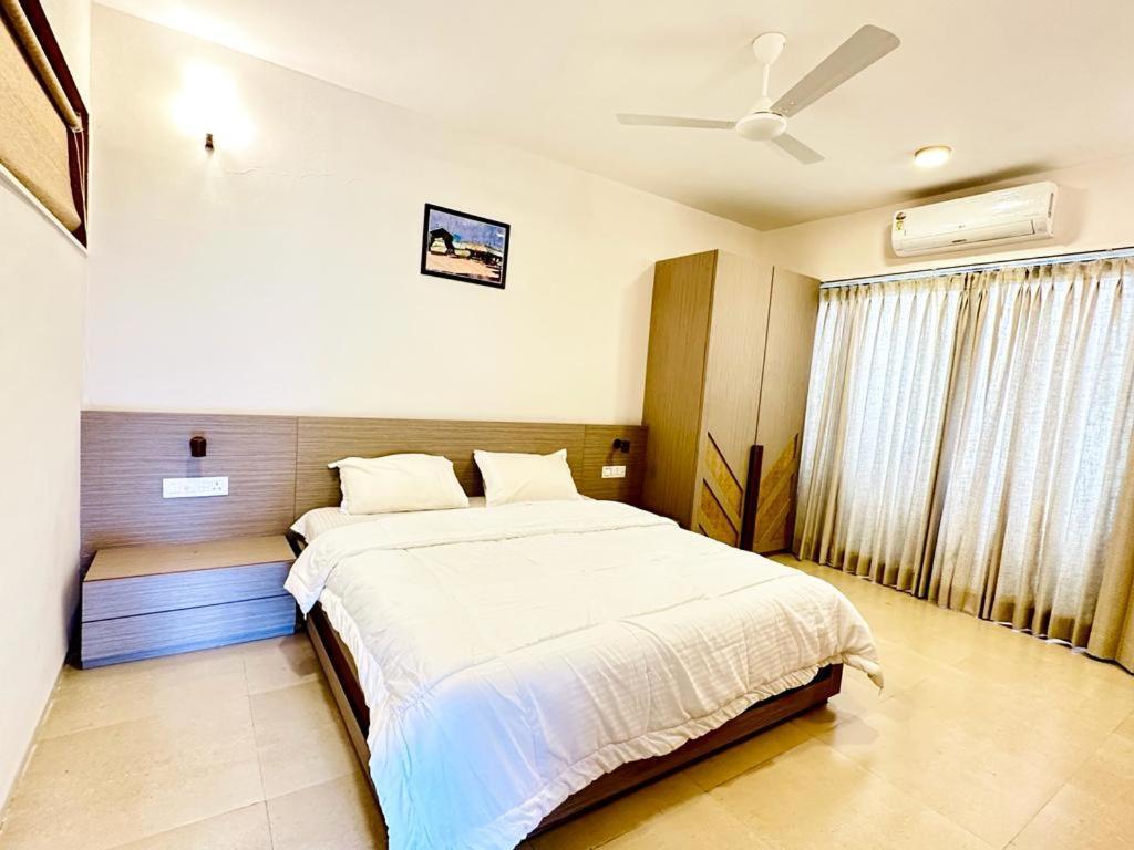 Cozy Stays- Trackside Villa *