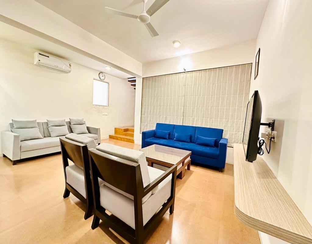 Cozy Stays- Trackside Villa