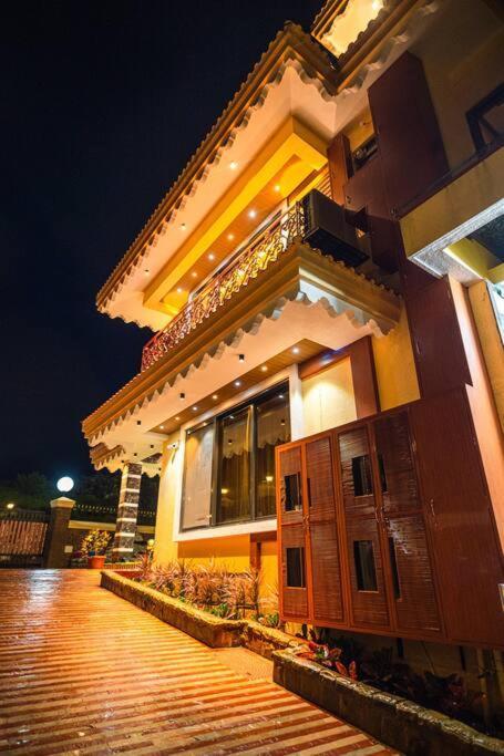 Zline D - Luxurious 8bhk In Villa