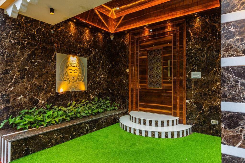 Zline D - Luxurious 8bhk In Villa *