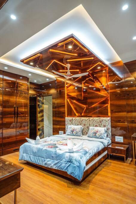 Zline D - Luxurious 8bhk In Villa