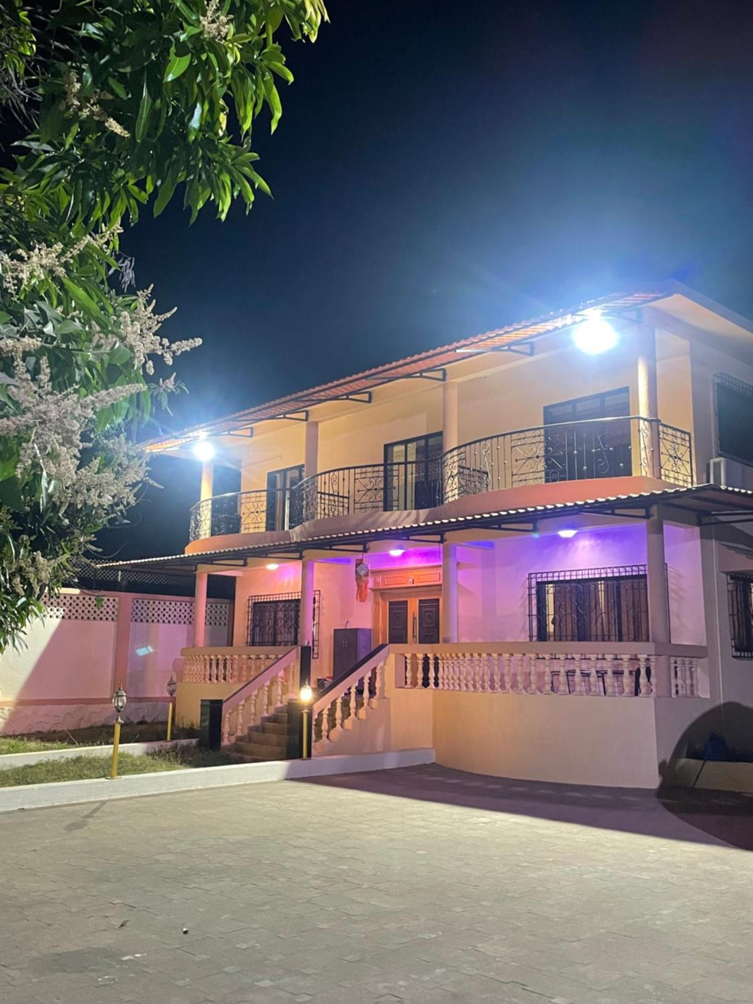 Holiday home Shanti Niwas 4bhk Privatepool Mountainview Lonavala