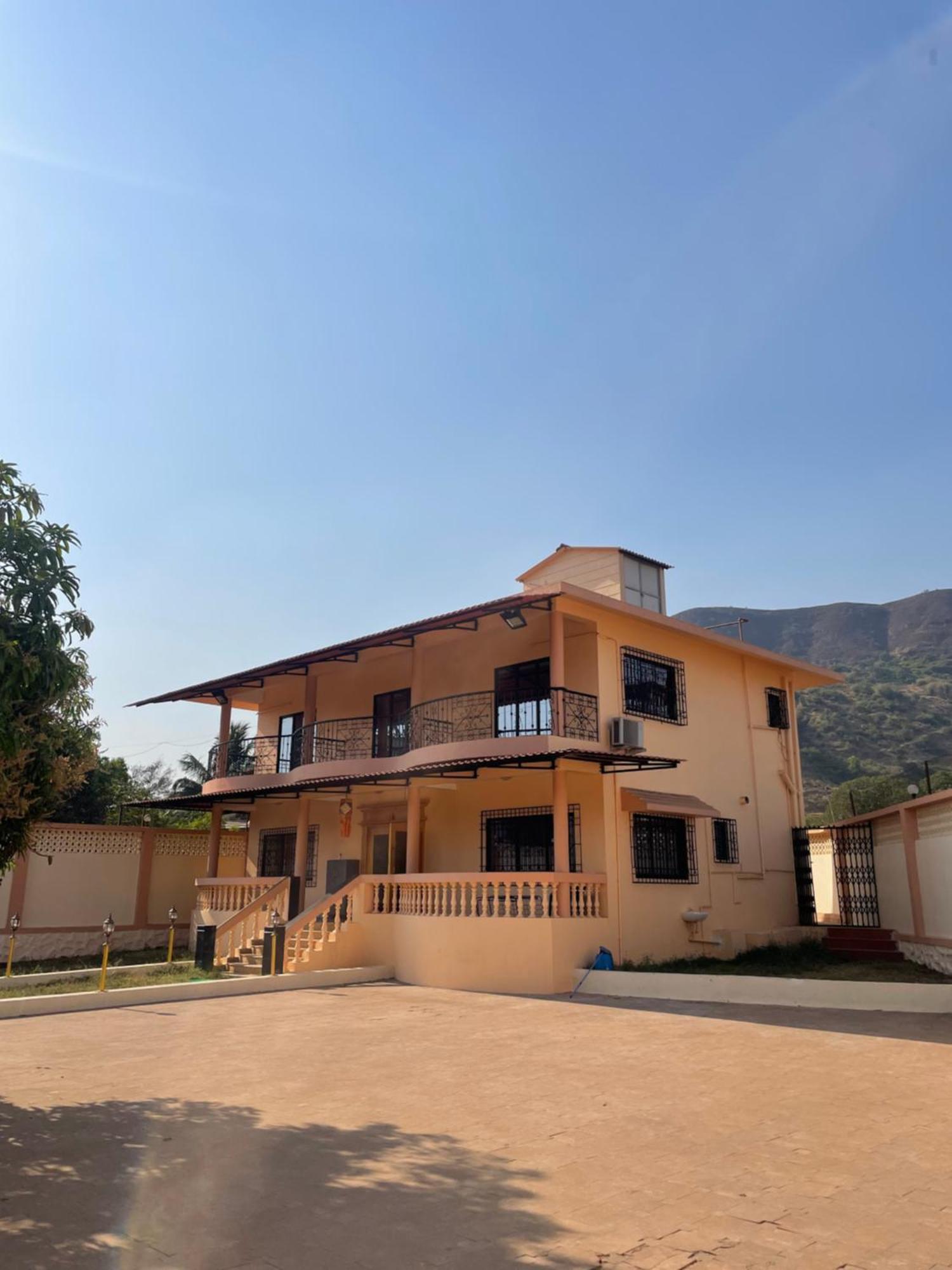Holiday home Shanti Niwas 4bhk Privatepool Mountainview Lonavala