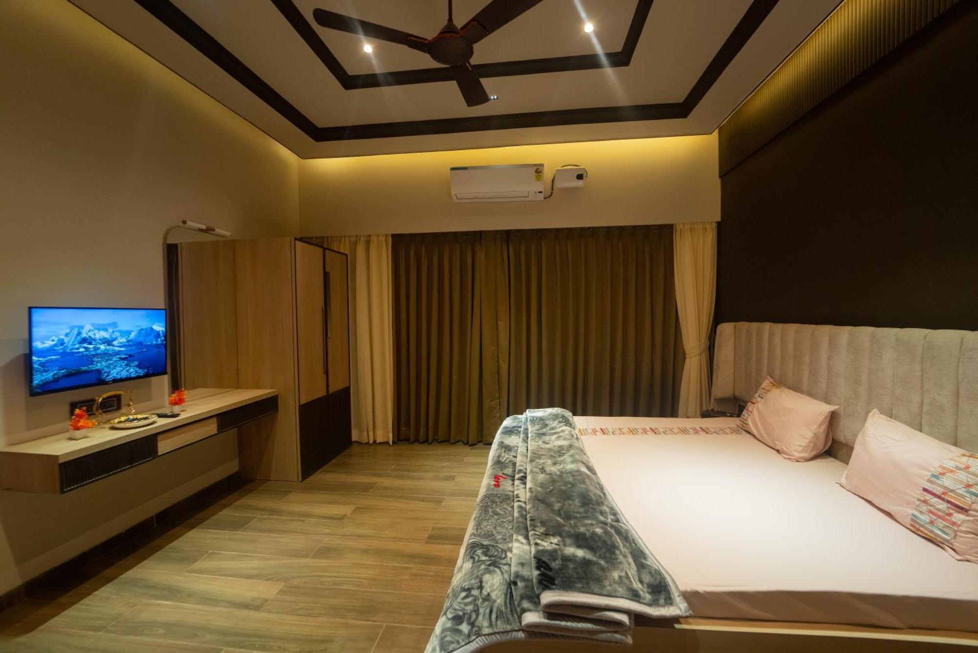 Royal Cabana 6bhk Luxury With Turf Villa *