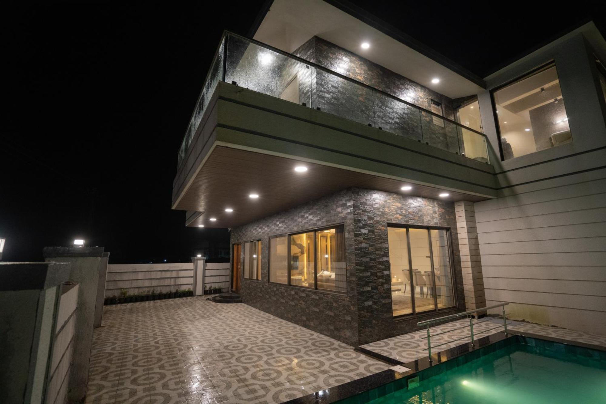 Royal Cabana 6bhk Luxury With Turf