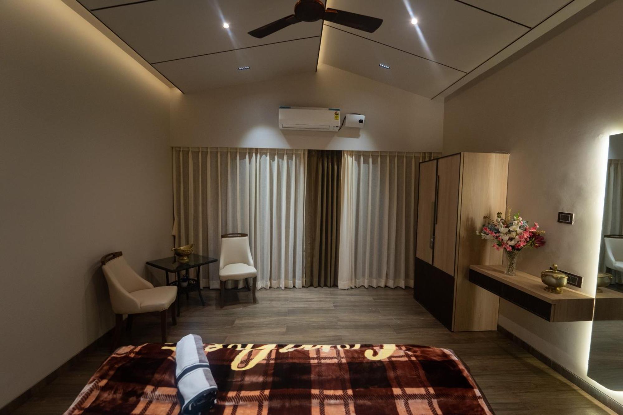 Royal Cabana 6bhk Luxury With Turf