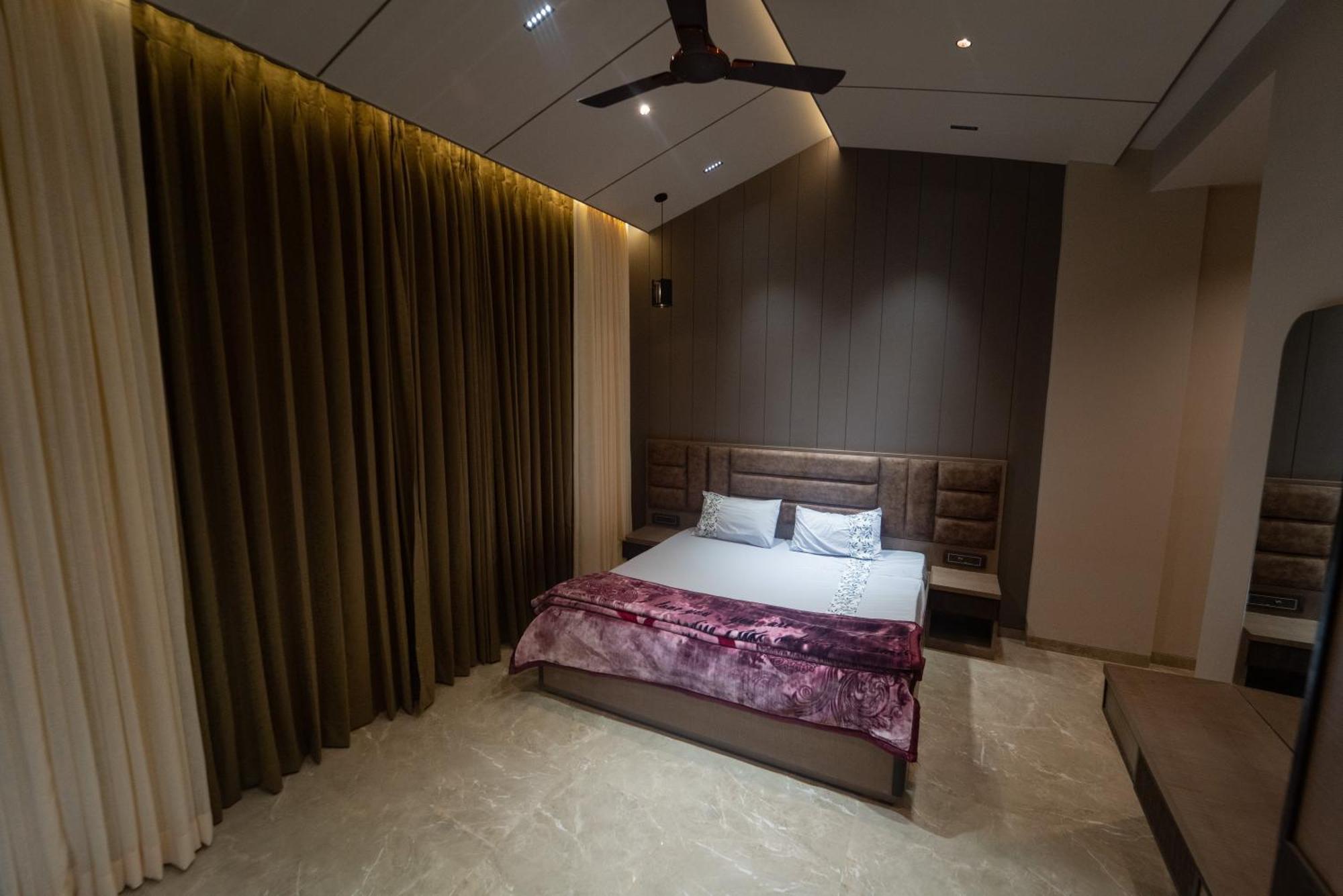 Villa Royal Cabana 6bhk Luxury With Turf *