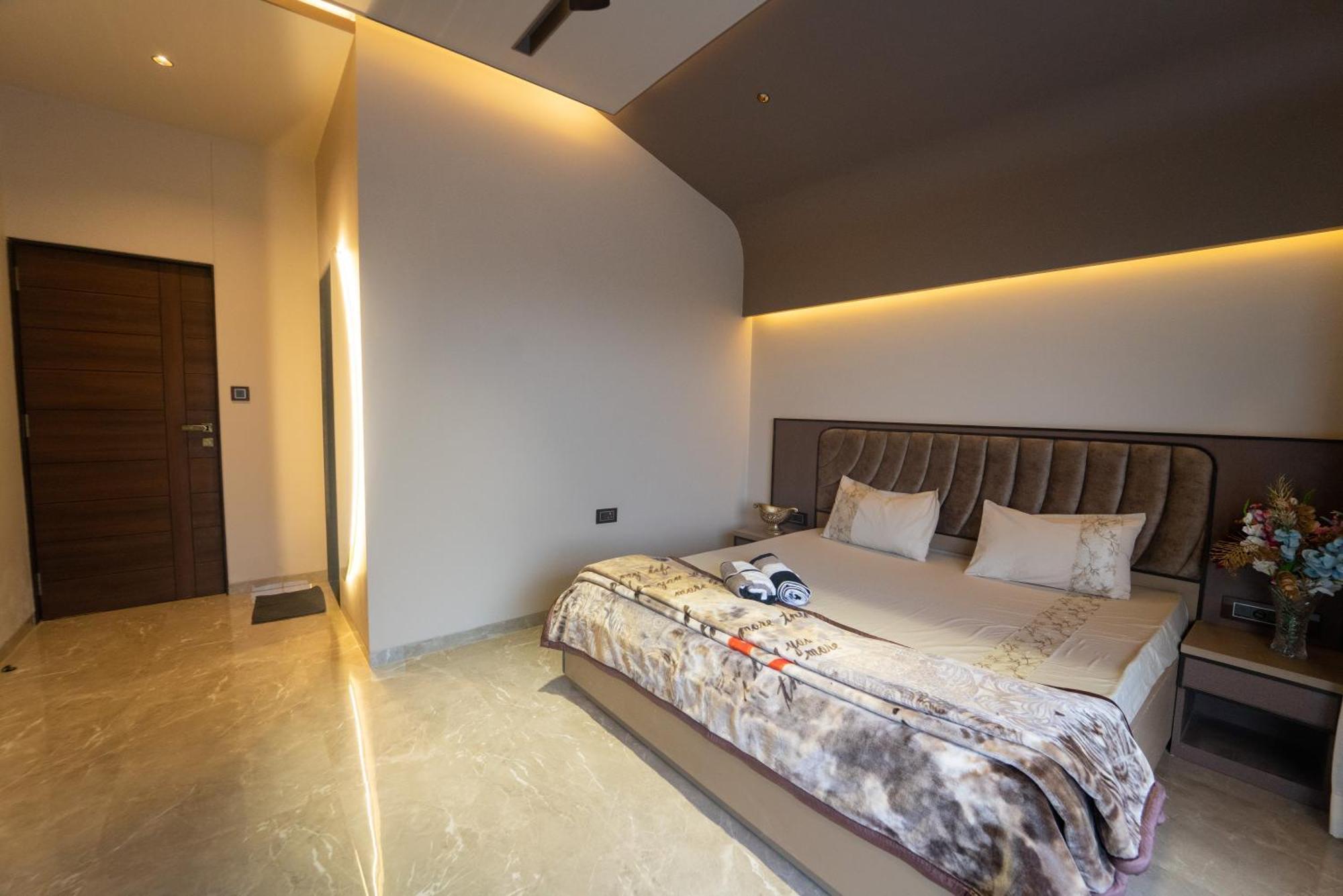 Villa Royal Cabana 6bhk Luxury With Turf
