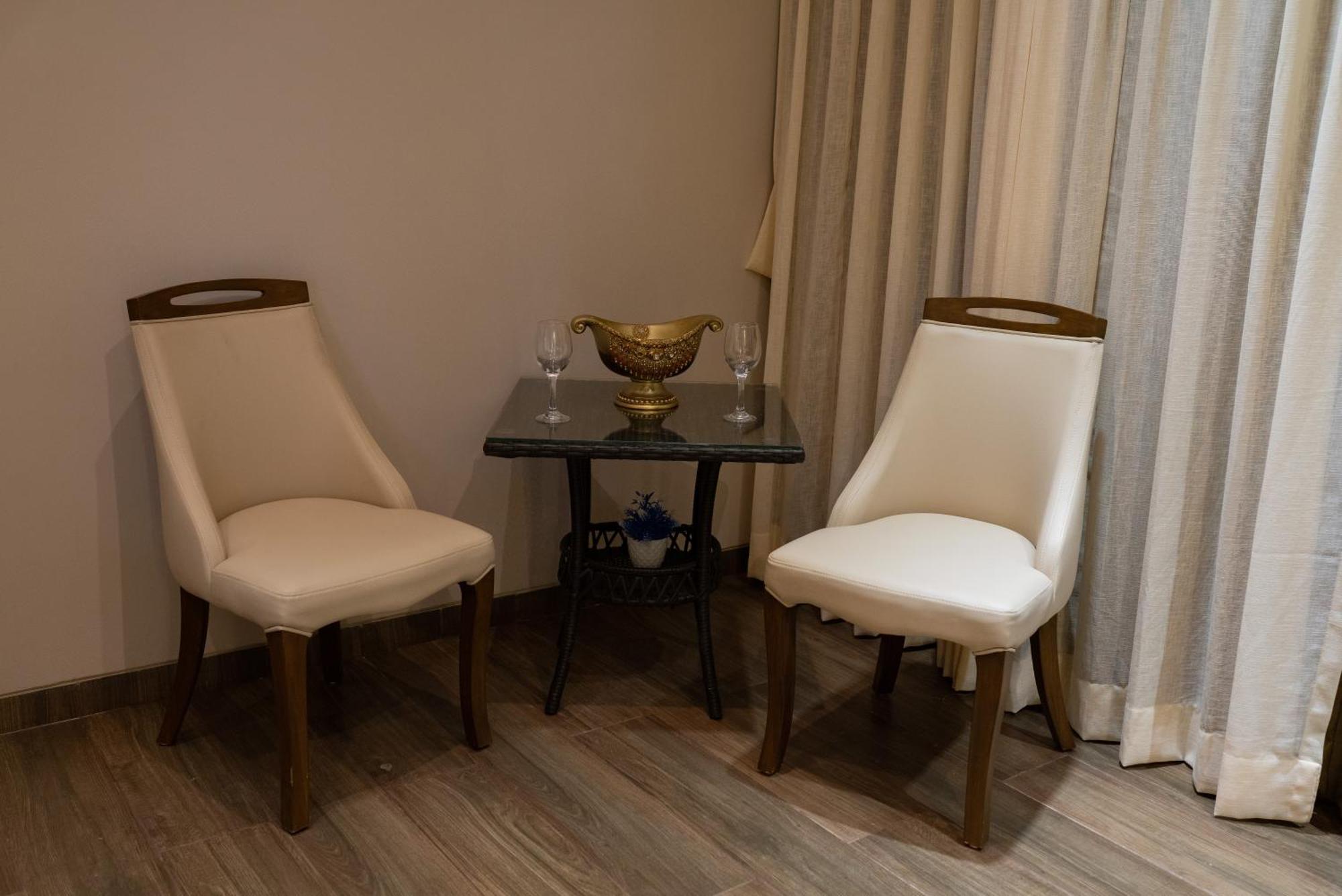 Royal Cabana 6bhk Luxury With Turf
