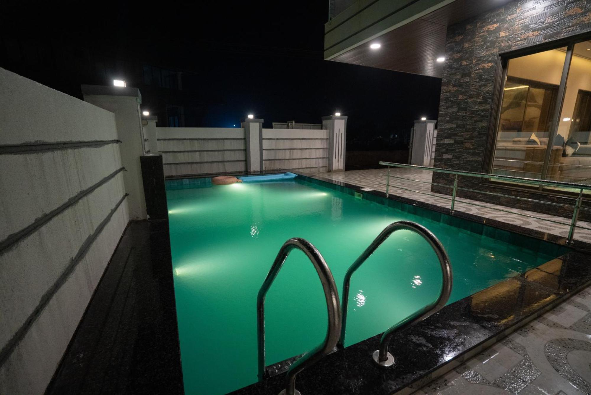 Royal Cabana 6bhk Luxury With Turf Villa Lonavala