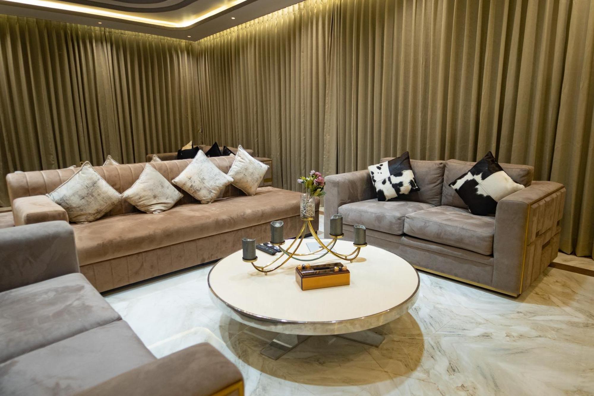 Royal Cabana 6bhk Luxury With Turf *