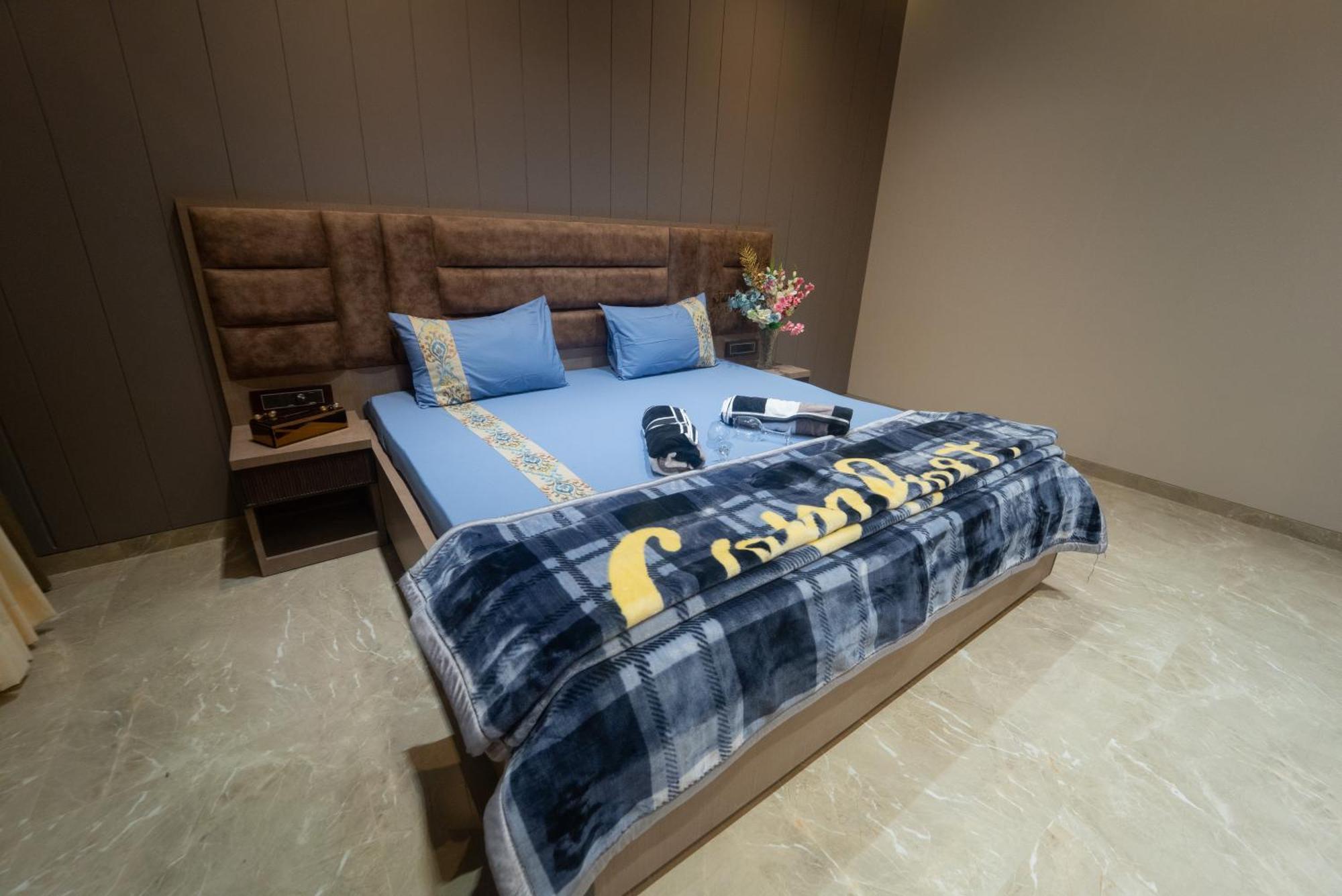 Royal Cabana 6bhk Luxury With Turf